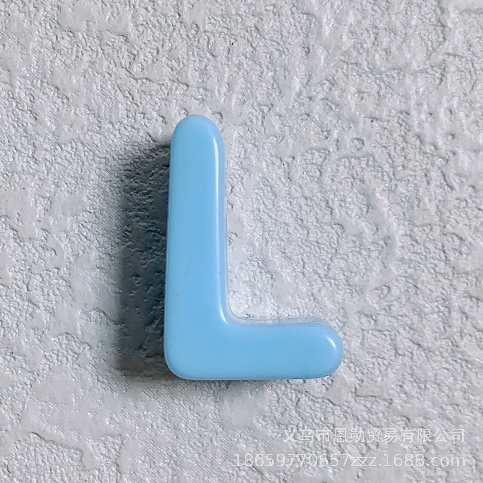 L (light blue)