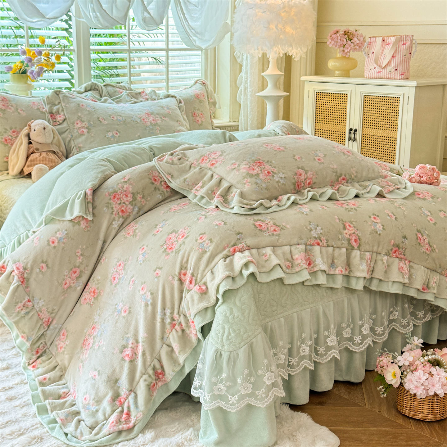 25 New Autumn and Winter Thickeneded Milk Velvet Lace Bed Cover Bed Skirt Princess Style Four-Piece Set Wholesale