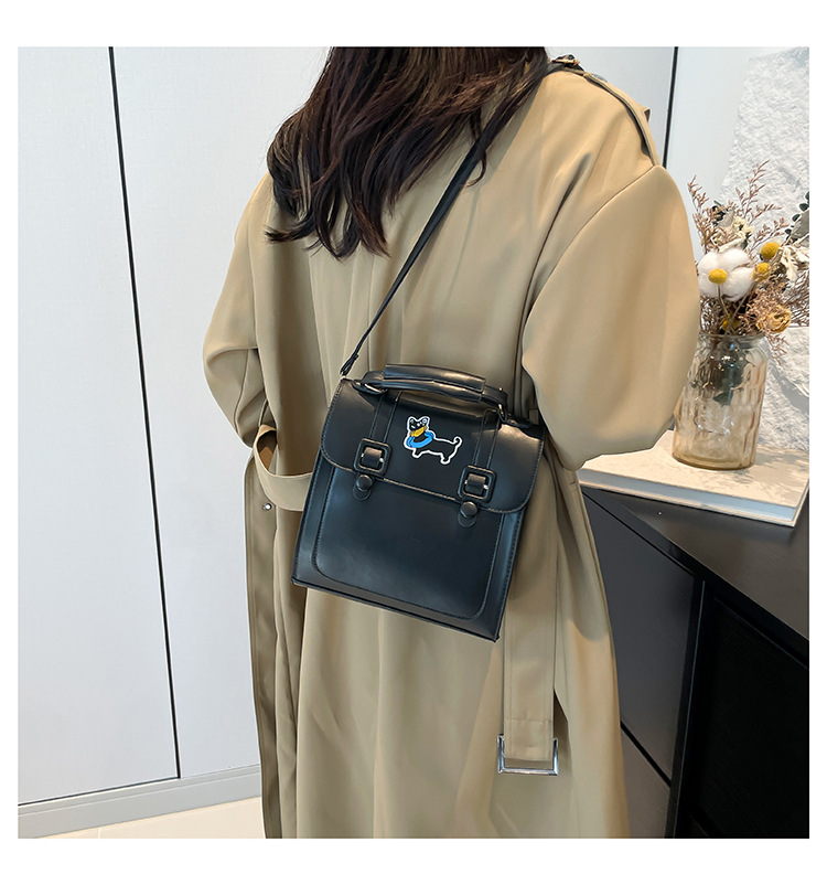 A new 2024 French retro backpack for women, a trendy and versatile single-shoulder bag with a large capacity for commuting undefined