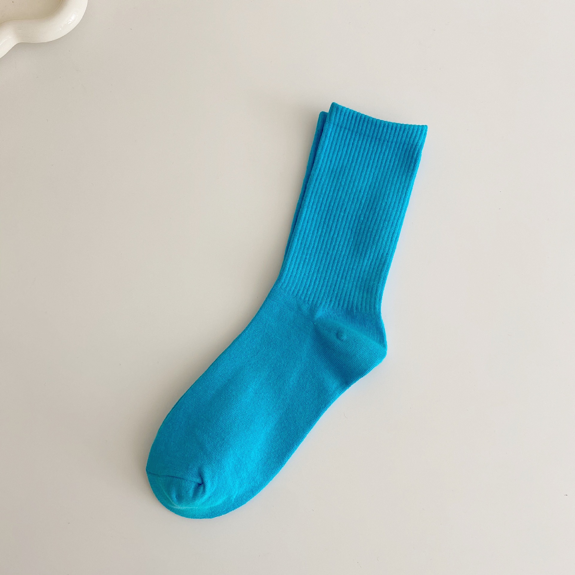 色の靴下の子供の中の筒の靴下のinsの潮の春秋の薄い金のキャンディーの色の秋冬の綿の質のバラの赤い純色のストッキングの靴下