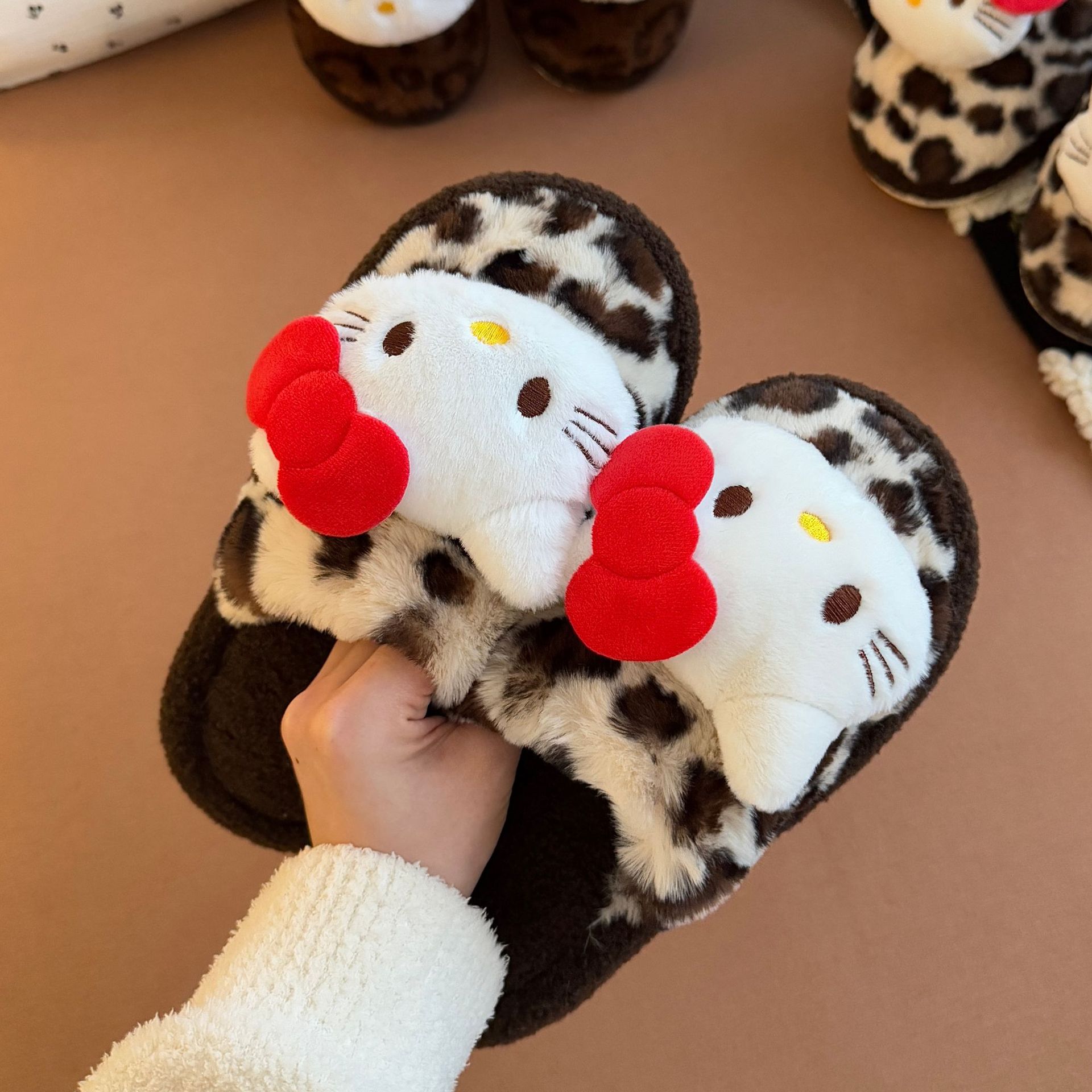 2025 nuevo otoño y invierno zapatillas de algodón lindo gato cómodo leopardo nicho de diseño zapatillas de pelo casero zapatillas de cabeza