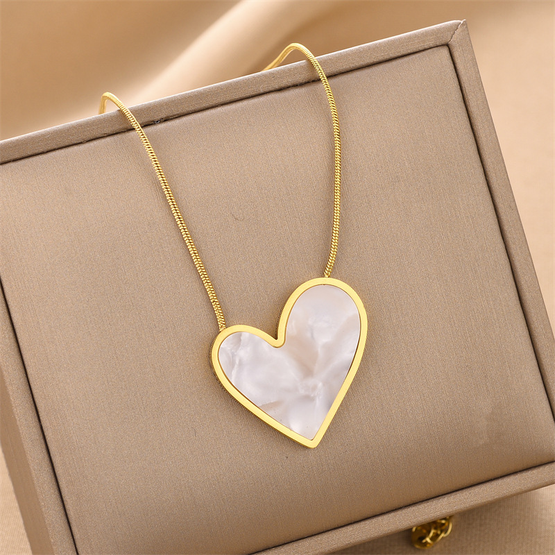 Elegant Heart Shape Titanium Steel Plating Shell Necklace display picture 3