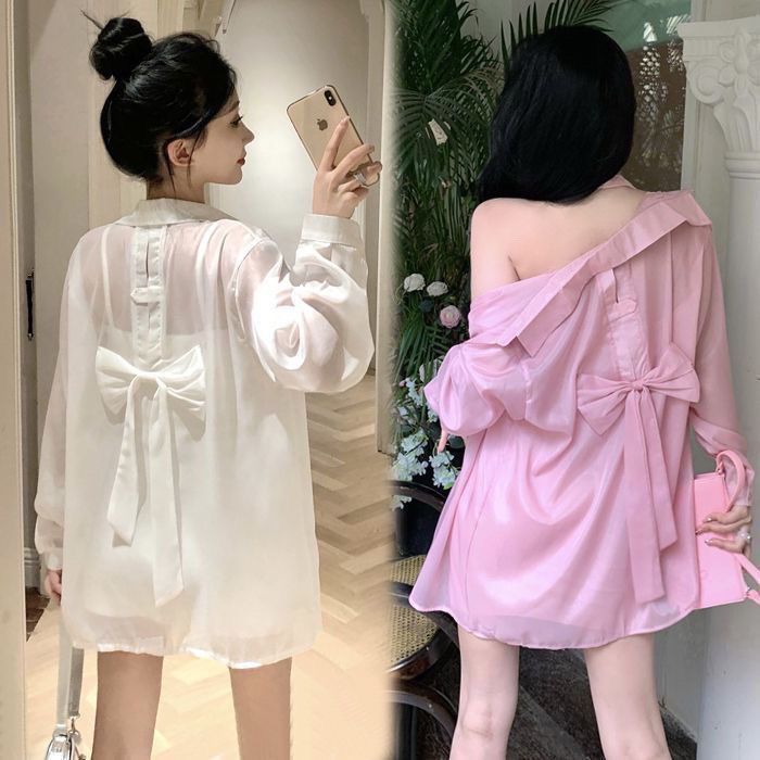 薄いタイプの微透長袖日焼け止めカーディガンの背中には、青いシャツ付きの女性夏のファッションカジュアルシャツのコートがあります。|undefined