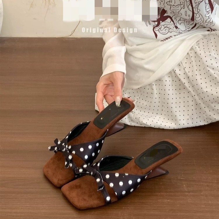 El arco de hadas francés ondulado punto de una zapatilla para mujeres verano 2026 nuevo tacones altos cuadrados fuera de usar zapatillas frías image 1