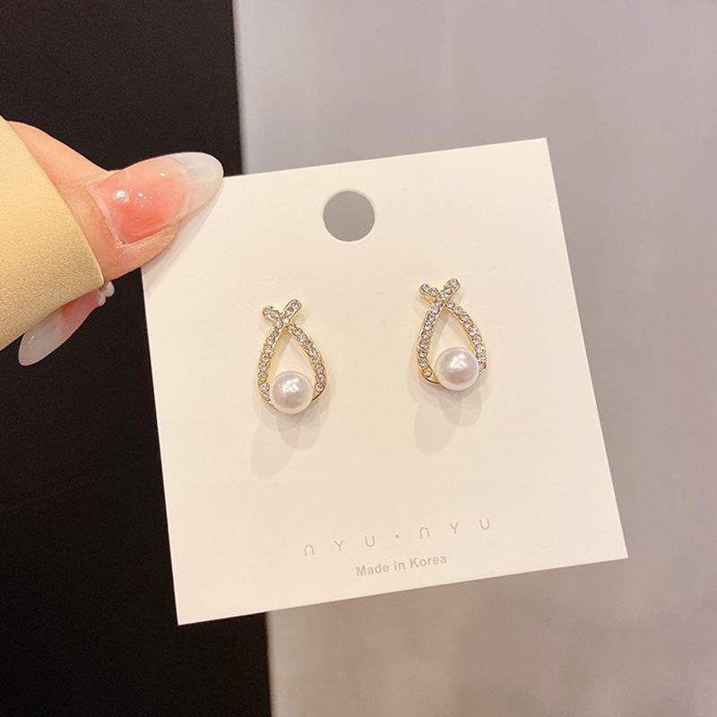 Luz de lujo de alto nivel nicho de diseño femenino sensación de aretes de bordilla temperamento perla asimetría joyería perla al por mayor