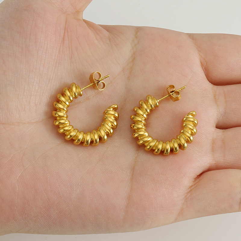 Pendientes retro transfronterizos Pendientes de giro de acero de titanio femenino ins Pendientes creativos de todo fósforo de lujo ligero de acero inoxidable del mismo estilo