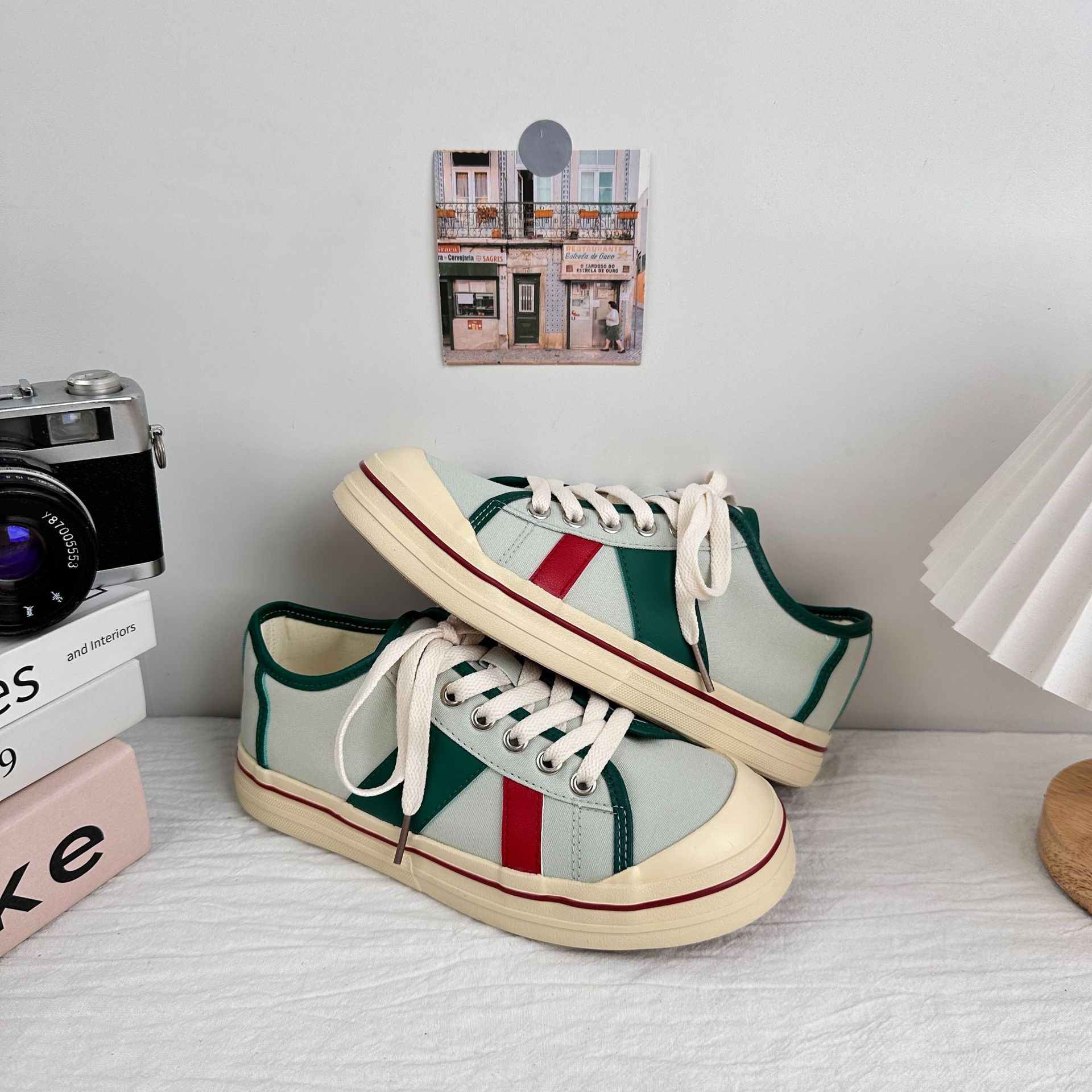 Zapatos casuales de onda lejana para mujer 2025 nuevos zapatos blancos zapatos de mujer de verano zapatos de lona zapatos de plataforma de color de contraste de todo fósforo