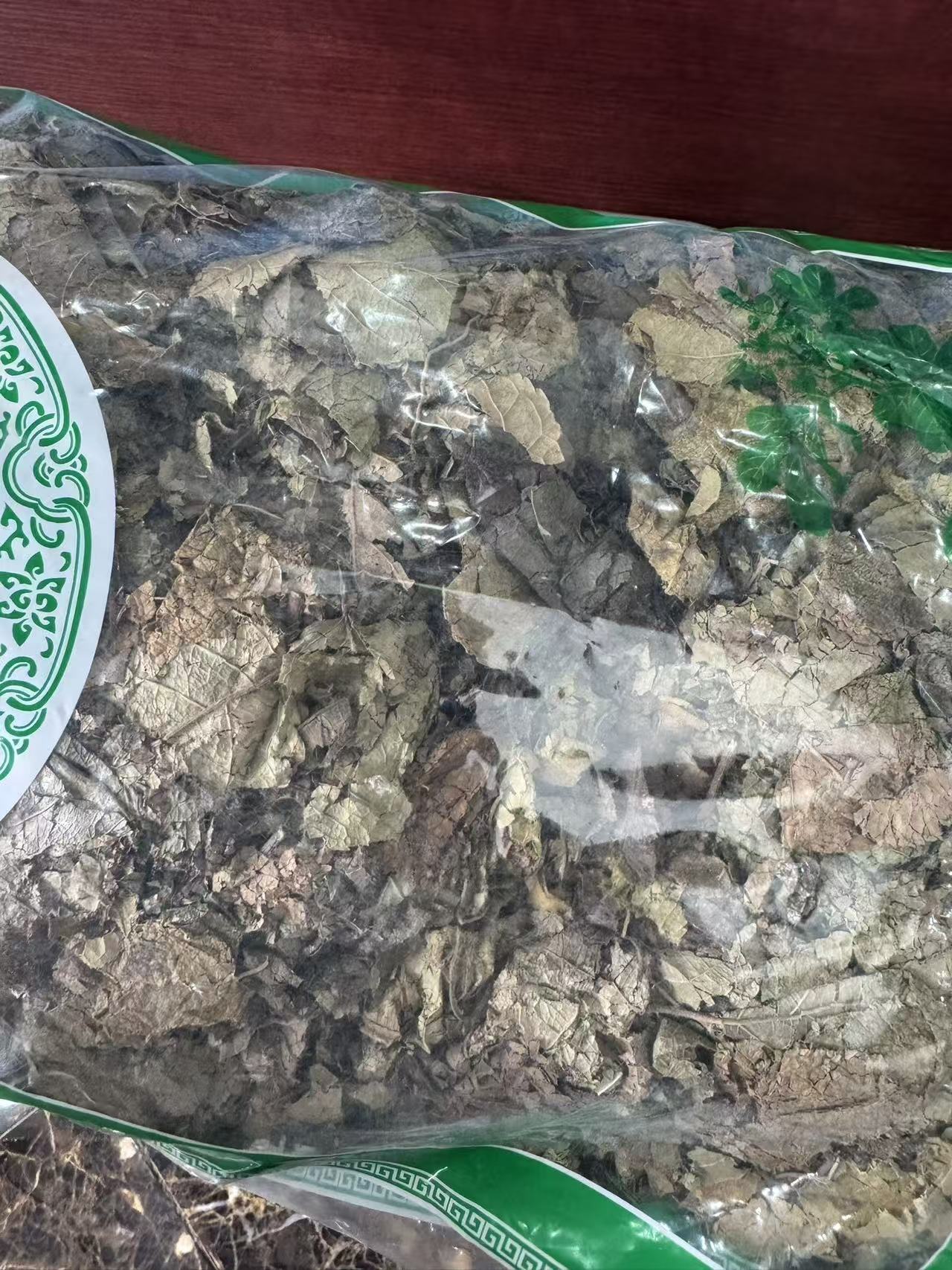Dried Eucommia Leaf Du Zhong Ye Loose Bulk Naturally Sun Dried Whole Leaves for Tea and Decoction 500g Bag in use