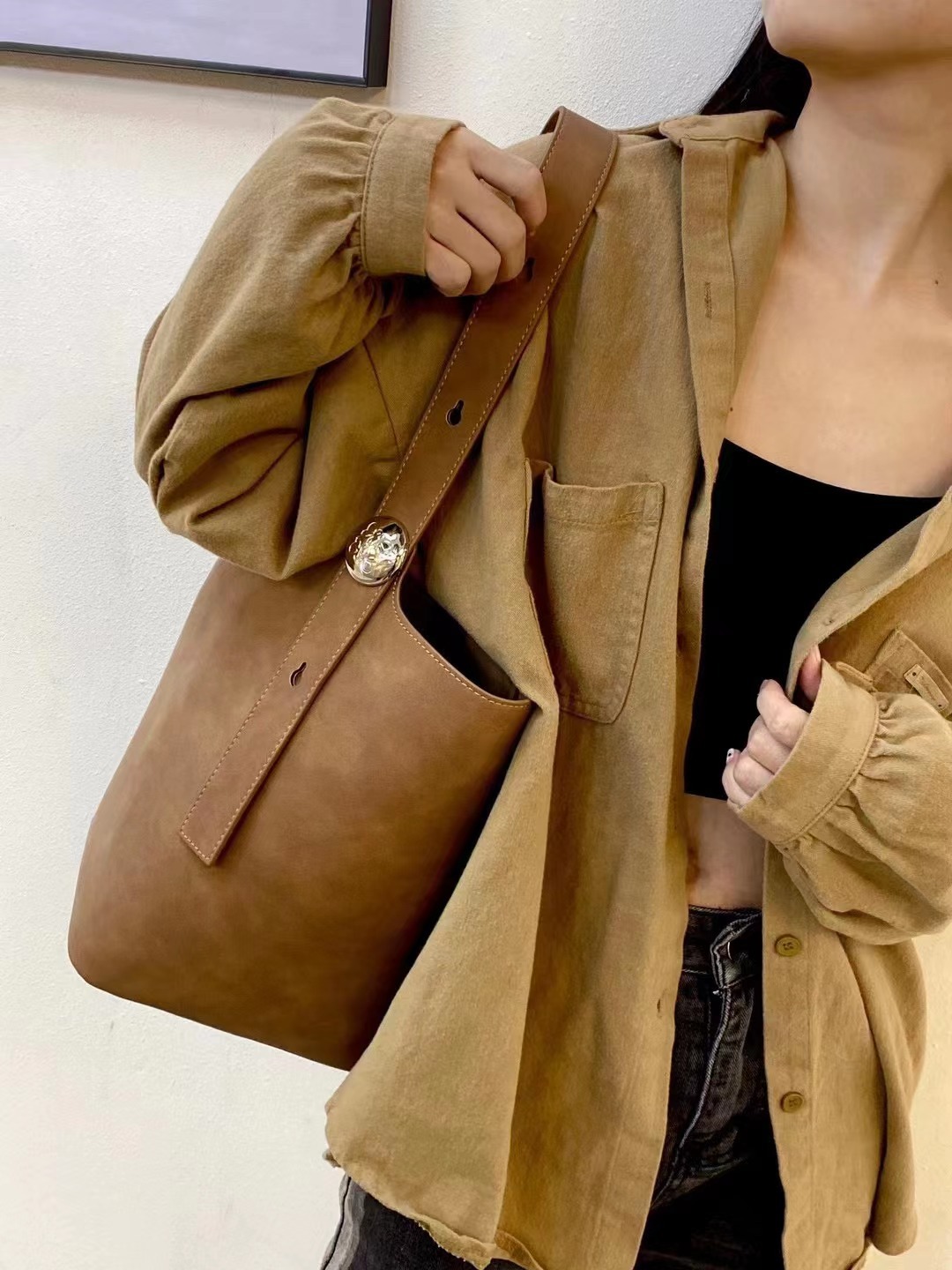 Défilé de mode 2024 nouveau seau minimaliste givré à la mode et polyvalent en daim à une seule épaule grande capacité pour femmes_voghion.com