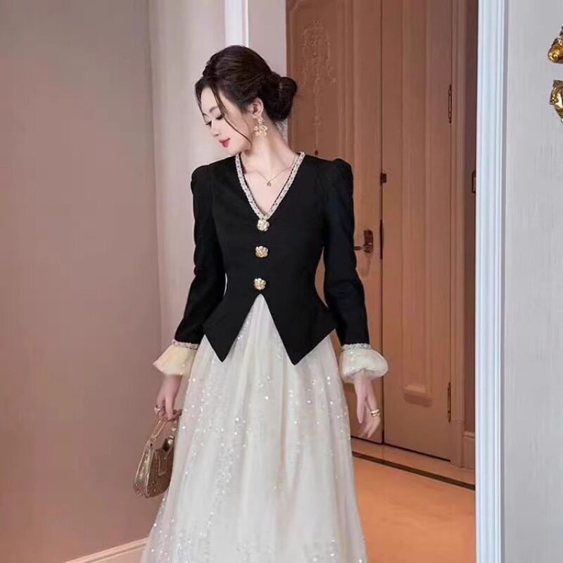 Đầm liền nữ dáng dài tay cài khuy một hàng, cổ chữ V, thắt eo cạp cao, xòe rộng — Màu đen