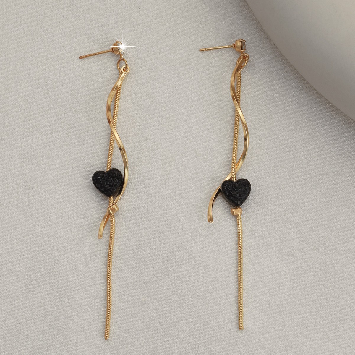 Brincos longos elegantes de coração com pérolas e borlas_voghion.com