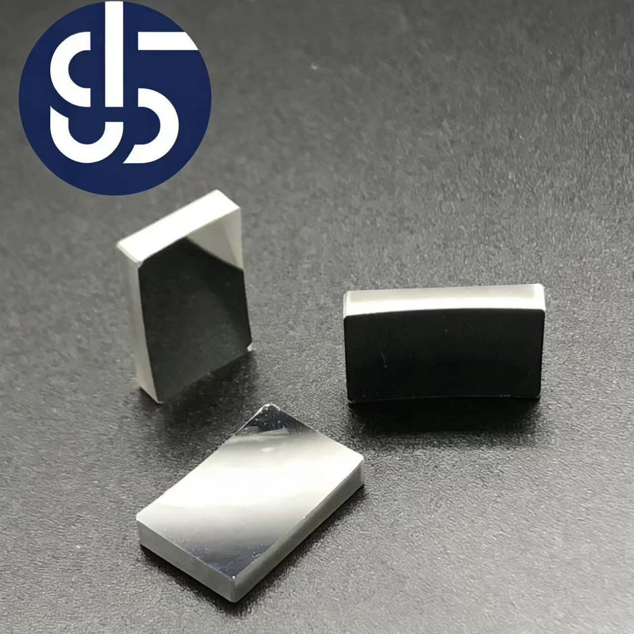 Производитель изготавливает на заказ сложные изогнутые зеркала, специализированные для лазерной техники, зеркала для шин, высокоточные асферические линзы и УФ-линзы, которые могут быть адаптированы под индивидуальные заказы.