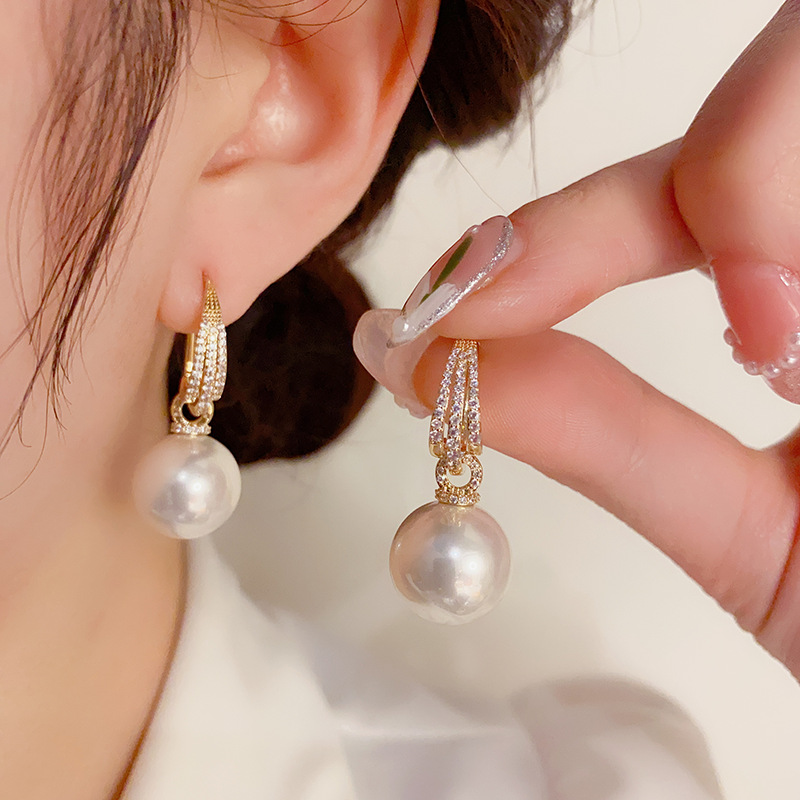 Pendientes de perlas de estilo coreano 2023 nuevo diseño de nicho de dos piezas de moda Super Flash pendientes populares online