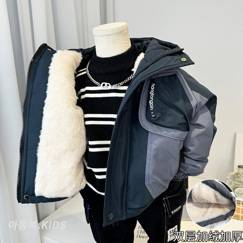 New winter style 2026 boys' fleece-lined cotton-padded jacket, stylish and warm workwear-style thickened hooded coat.