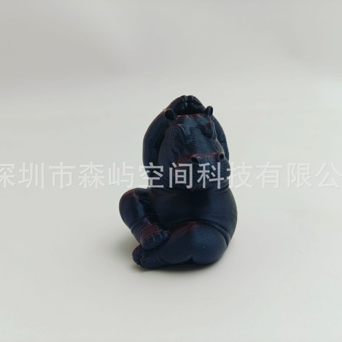 다리를 꼬고 있는 하마