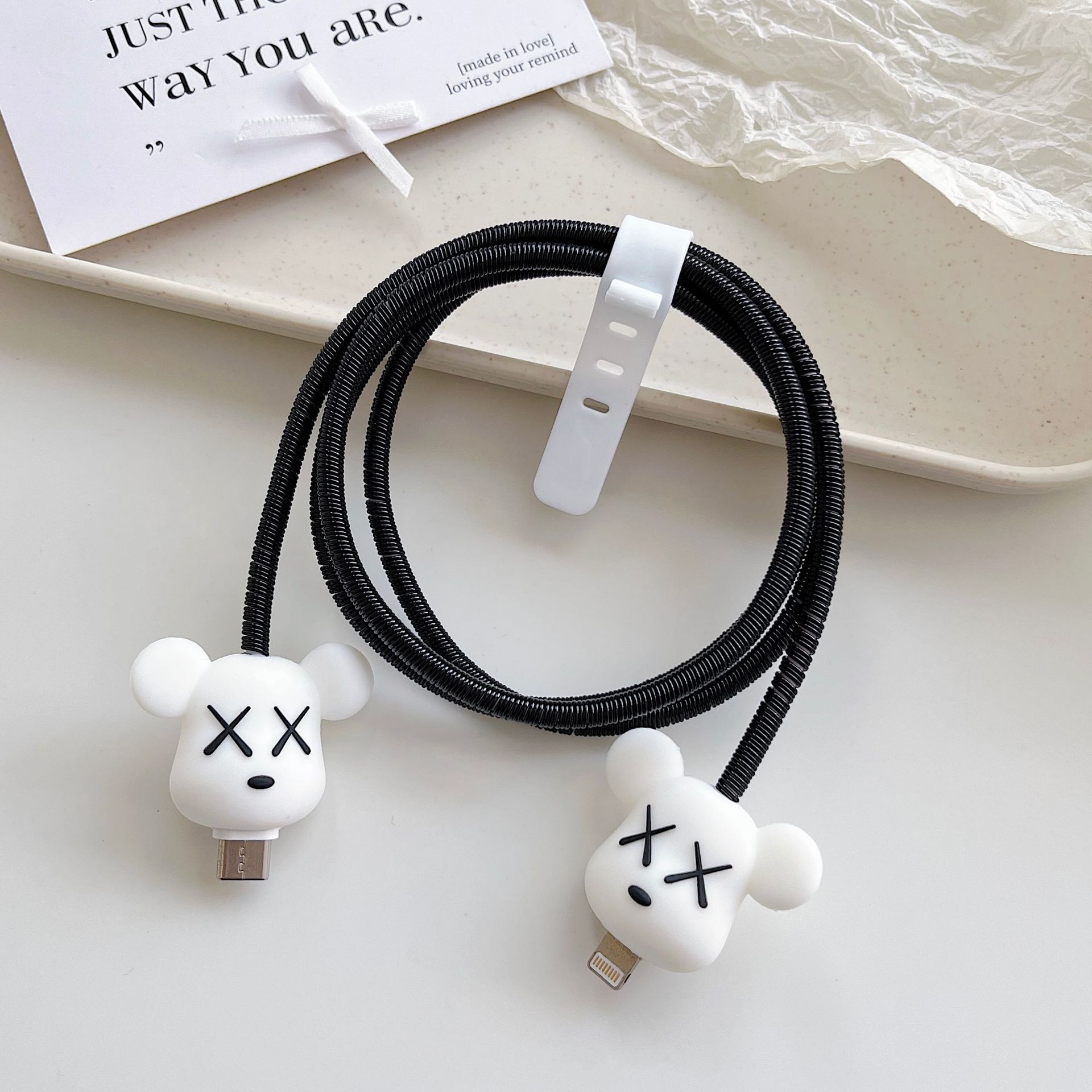 Amazon cartoon cable de datos cubierta adecuada para Apple Android cable de datos de carga rápida cuatro piezas en stock al por mayor