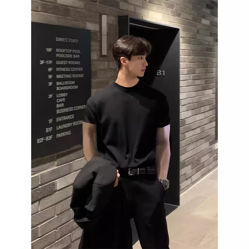 Pure black, mature and confident men's cleanfit T-shirt with tight cuffs—perfect for fitness or as a lightweight summer half-sleeve.