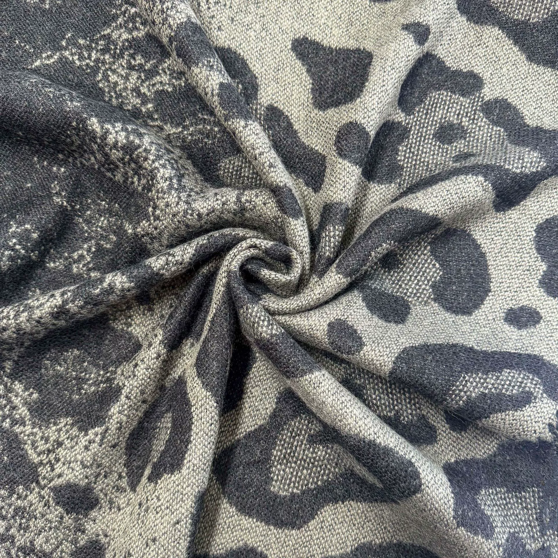 Trench coat, fashionable cloak, elegant keep warm duvet, European style