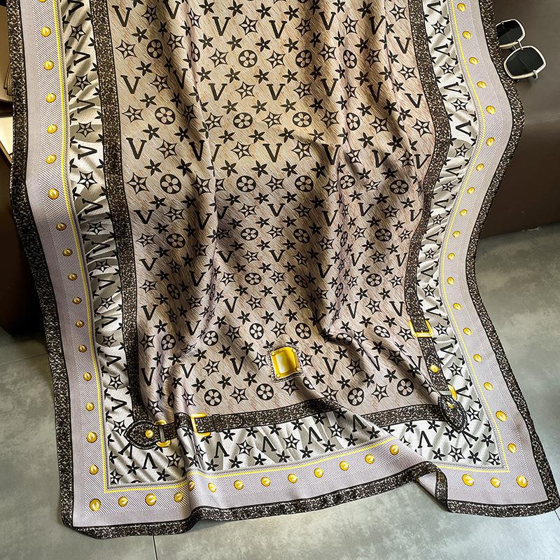 Nuevas letras europeas impresas en piedras preciosas amarillas imitación de seda seda brocado al aire libre con una toalla de playa bufandas de seda para mujeres