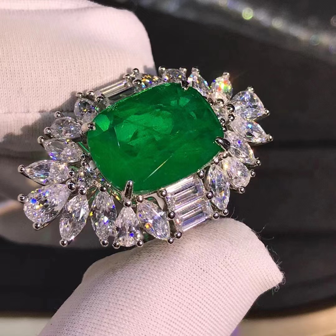 Anillo de Esmeralda sintética de alta calidad S925 plateado anillo femenino de Esmeralda sintética con incrustaciones de platino de cinco capas de espesor
