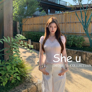 SHE U十三行韩系甜辣风蕾丝拼接V领针织衫2026夏季款百搭修身小衫