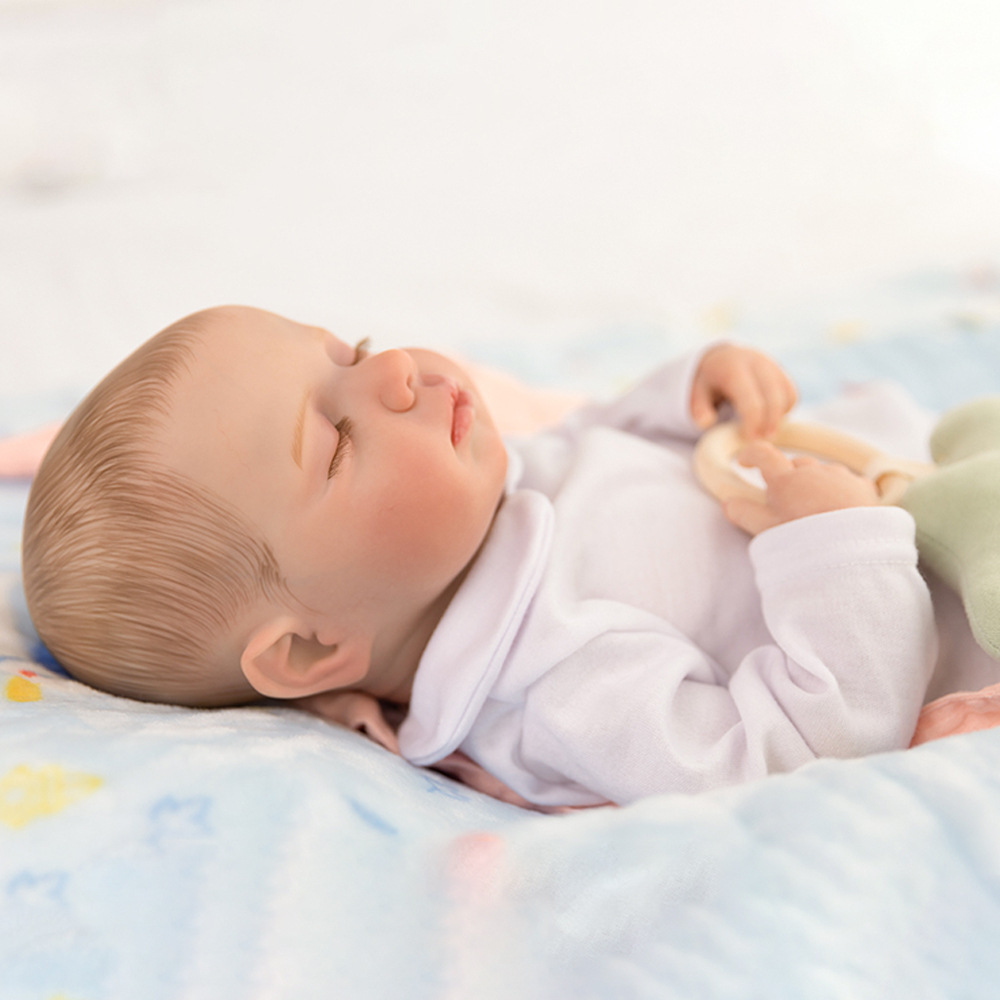 Explosión transfronteriza de 20 pulgadas muñeca de reencarnación lavable con ojos cerrados modelo de ropa blanca acompañante de simulación de bebé