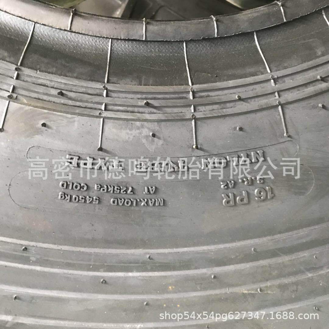 Suministro Fengshen Smooth Roller neumático 11.00-20 maquinaria de ingeniería neumático 1100-20 neumático Placa de luz