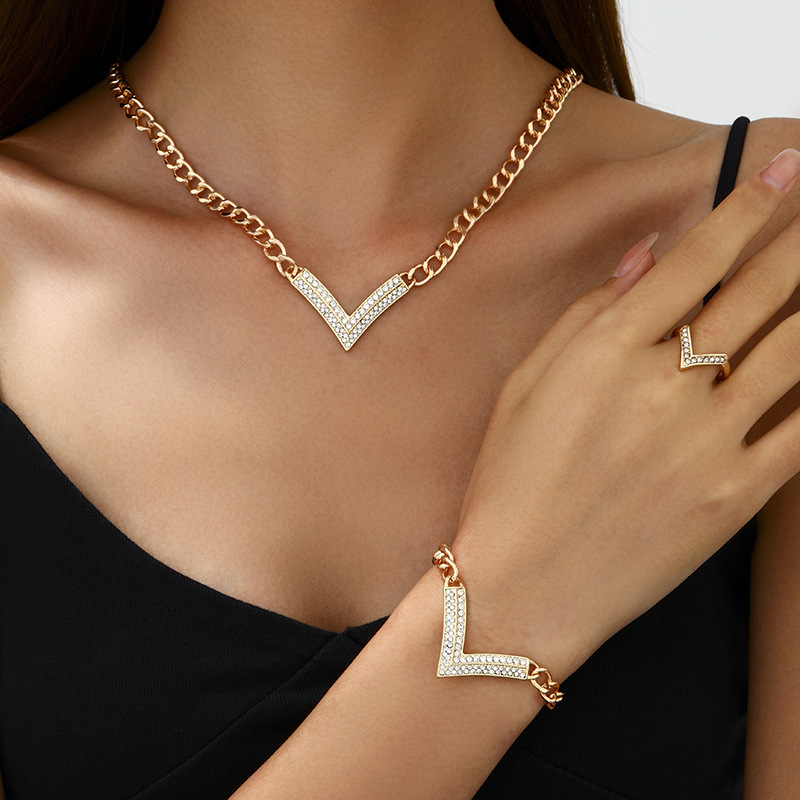Europa y América personalidad transfronteriza diseño geométrico collar en forma de V pulsera anillo conjunto femenino diamante cadena clavícula