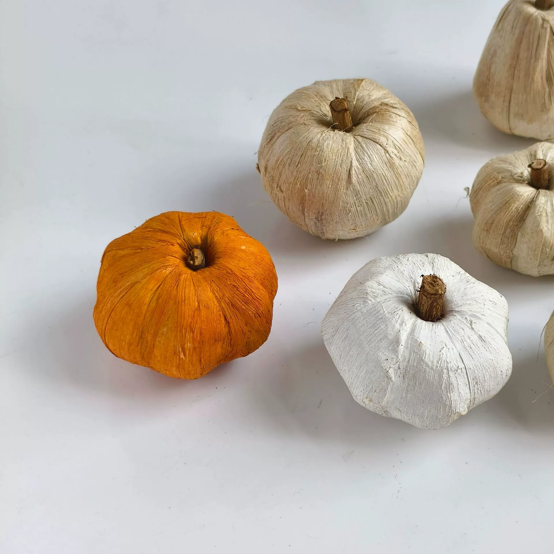 Настроить | Искусственные рождественские подарки для трансграничных продаж, маленькие тыквы из натурального джута, праздничные украшения