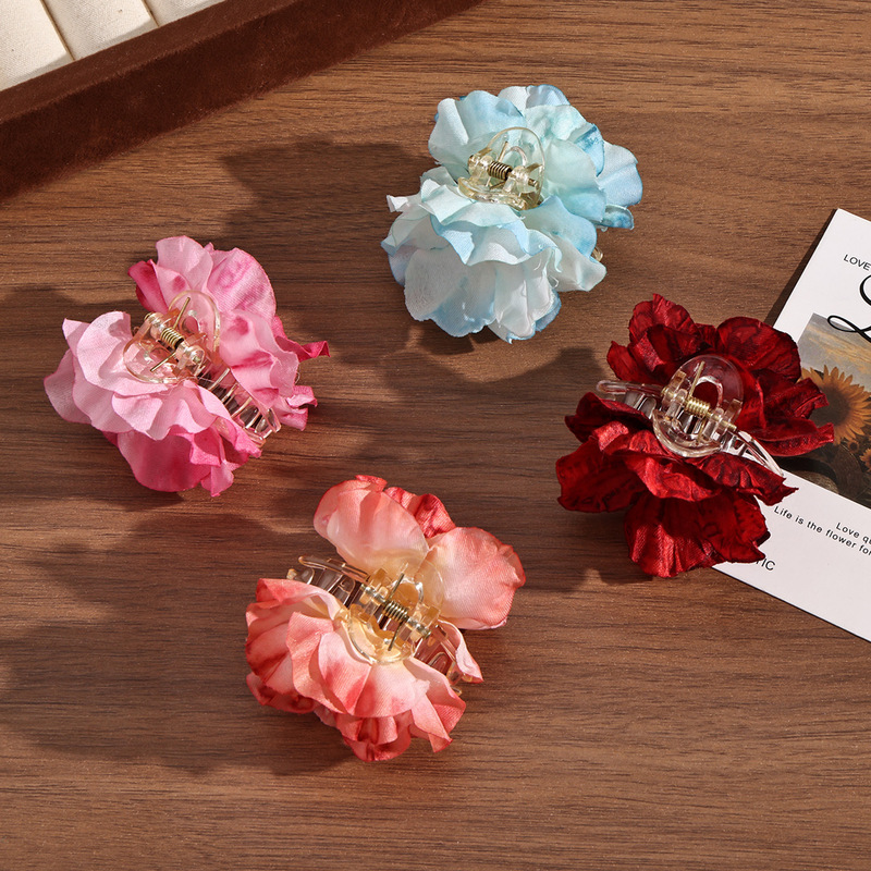 Springtime cool solid color floral hair clip, high aesthetic appeal, realistic sweet flowers, super fairy-like side fringe hair accessory for women Springtime cool solid color floral hair clip, high aesthetic appeal, realistic sweet flowers, super fairy-like side fringe hair accessory for women