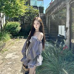 复古条纹蝴蝶结甜辣妹露肩初夏一字肩挂脖连衣裙女收腰显瘦蓬蓬裙