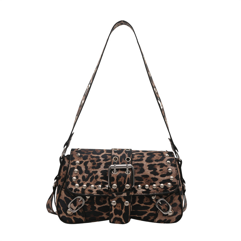 Nicho de diseño de cinturón de hebilla caliente 2025 nuevo tipo de bolso de brazo de viaje bolso de hombro de remaches personales