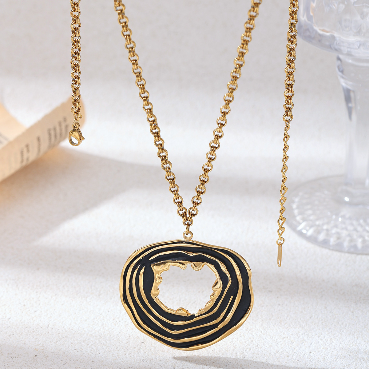 Alta Europa y América de acero inoxidable exagerado collar ligero lujo alto sentido de diseño versátil sentido de cadena de clavícula hueca irregular para mujeres