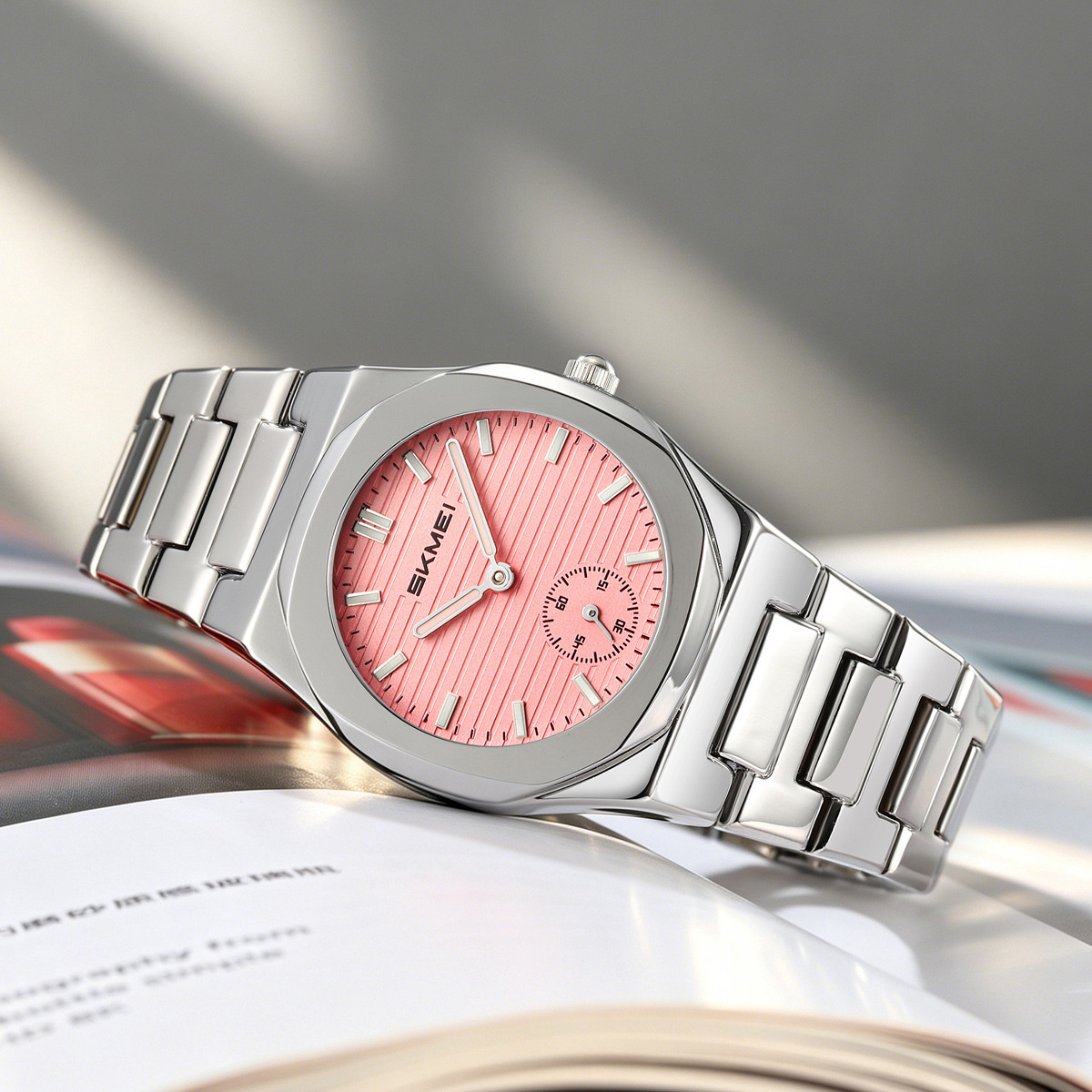 Momento de lujo acero ligero relojes de cuarzo relojes de pulsera impermeables mayoristas transfronterizos fábrica de regalos personalizados
