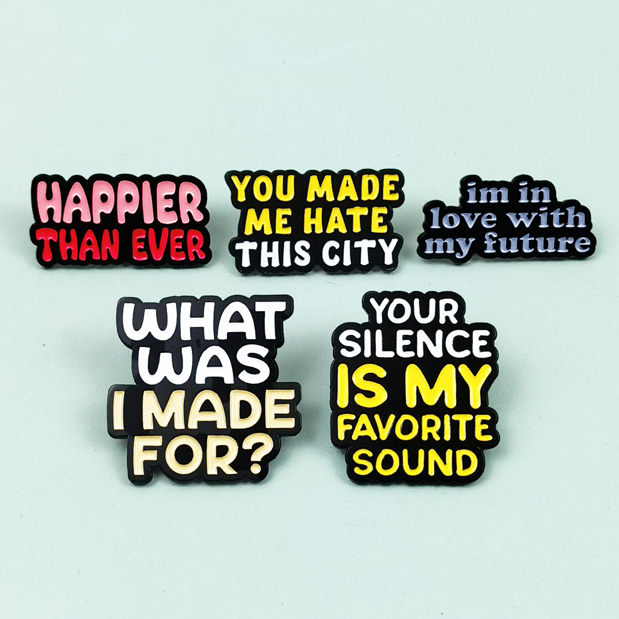 Insignia de metal personalizada Moda Serie de letras en inglés Broche geométrico Chaqueta Decoración fija Accesorios de cuello