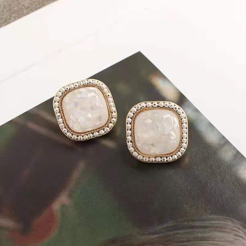 Nihaojewelry Retro Simple Square Shell Earrings Wholesale Jewelry display picture 1