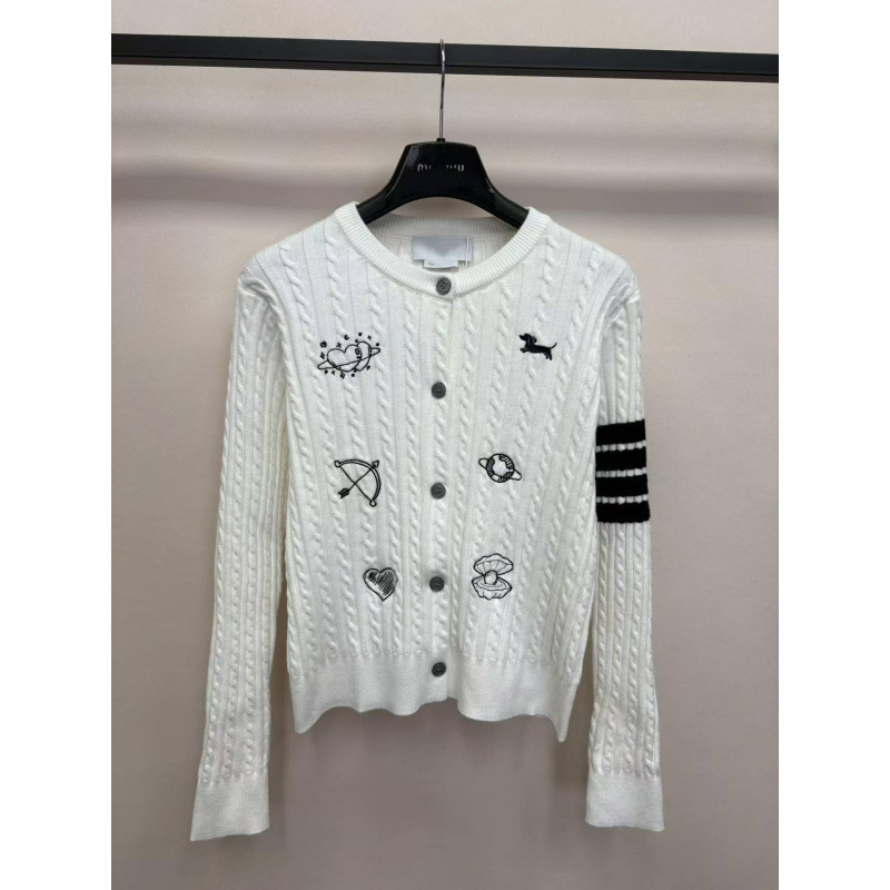Stylish and soft, new autumn and winter four-stripe round-neck cable-knit cardigan with puppy embroidery, youthful and fashionable women's knitwear Stylish and soft, new autumn and winter four-stripe round-neck cable-knit cardigan with puppy embroidery, youthful and fashionable women's knitwear