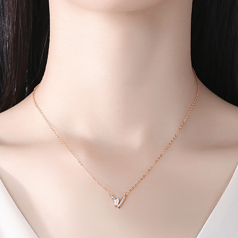 S925 collar de plata esterlina letra V simple collar al por mayor nicho femenino diseño sentido joyería clavícula cadena ins estilo frío