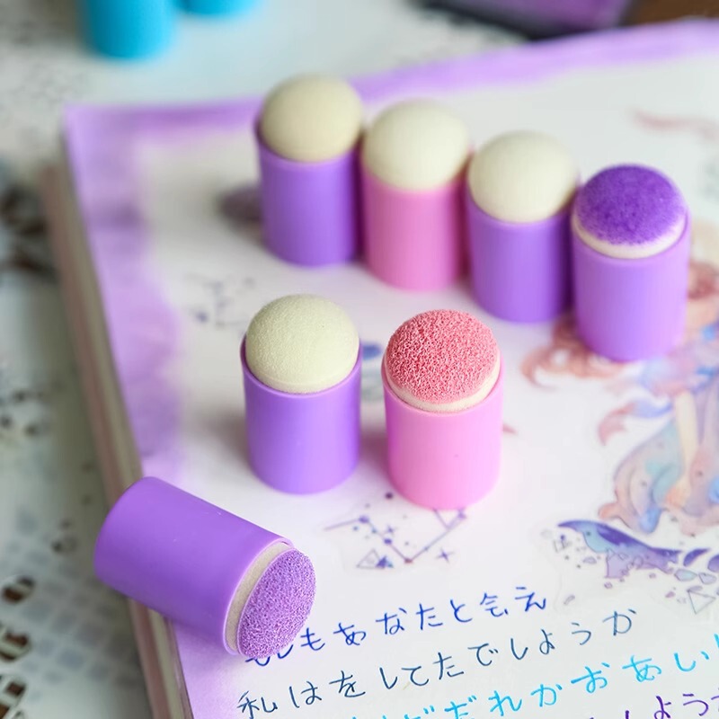 女の子の手作りdiyおもちゃの製作材料は手帳を包んで泥のスポンジの指のカバーを印刷して手で新聞を書き写す絵の板を塗ります。|undefined