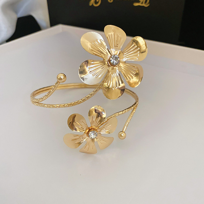Brazalete abierto de hojas de flores de múltiples capas de viento frío, pulsera de todo fósforo de personalidad de alta gama, brazalete de estilo explosivo de lujo ligero europeo y americano