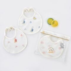 赤ちゃんのよだれタオル赤ちゃんの口を囲む綿質は新入生の子供のよだれを帯びています。