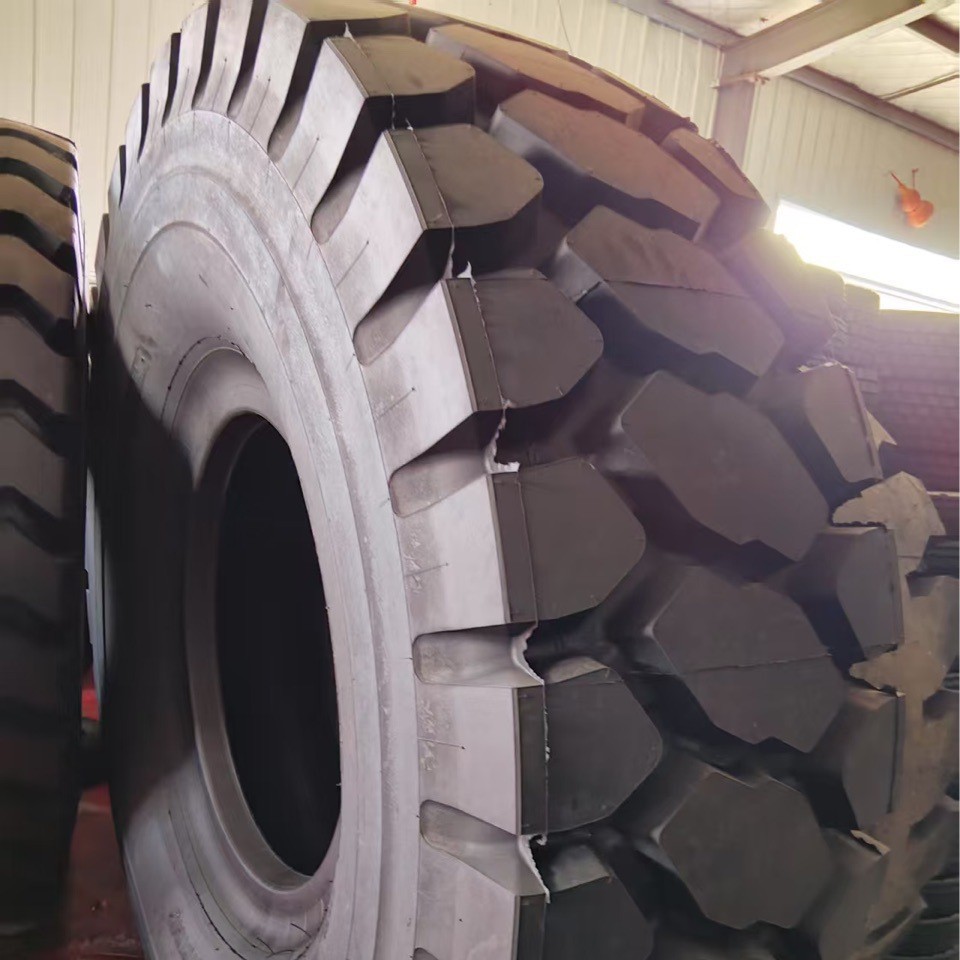 现货直售3300R51全钢装载机工程机械轮胎 子午线轮胎 耐磨防滑