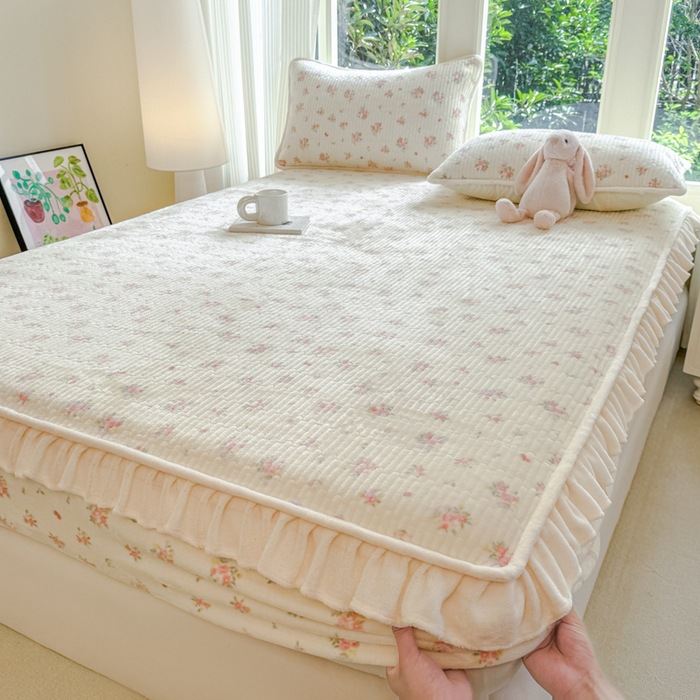 2025 New Type a Thickeneded Milk Velvet Lace Bed Sheet Warm Printed Quilted Bed Sheet Mattress Protector Cover