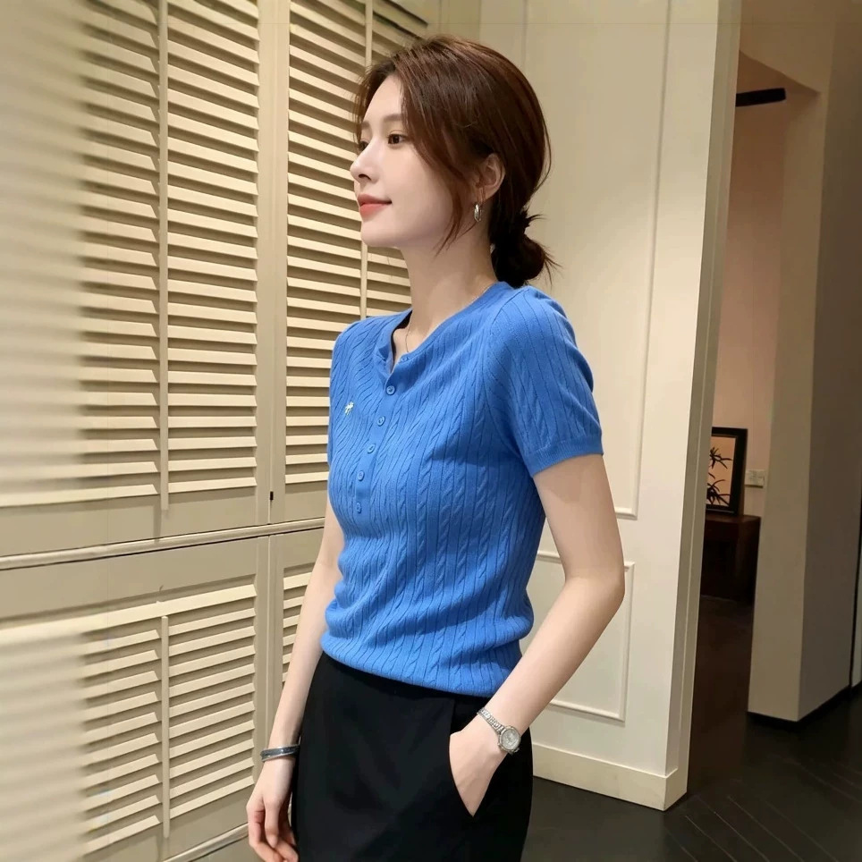 Áo thun ngắn tay nữ cổ tròn, phom ôm, họa tiết thêu hoa văn nổi — Màu xanh da trời chi tiết 2