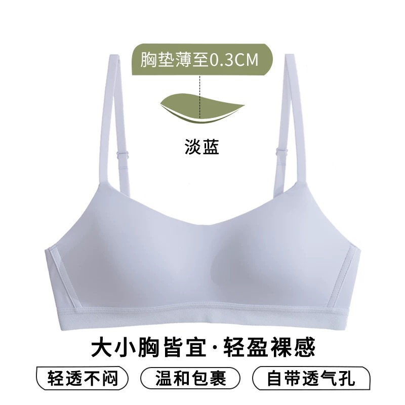 Los pechos pequeños de encaje francés muestran ropa interior de niña grande y pura