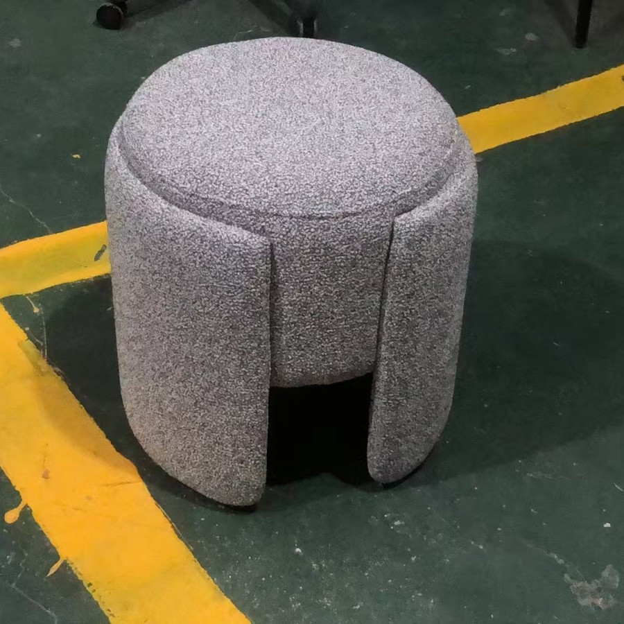 Taburete de tocador de terciopelo de peluche Taburete de tocador de apartamento pequeño de lujo ligero Taburete de tocador para el hogar de dormitorio Taburete redondo de maquillaje rojo neto