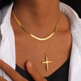 Yue Jewelry European and American Style Cross Pendant Necklace Blade Snake Bone Chain Necklace Titanium Steel Plated 18K Gold Layered Clavicle Chain