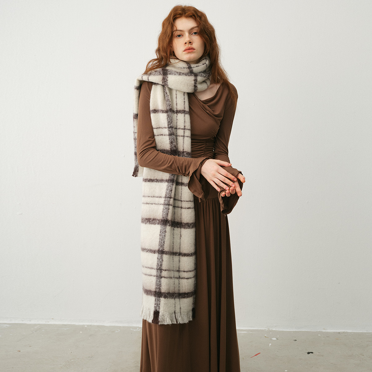 Bufanda de rayas con contraste de colores de ambiente americano para otoño e invierno, capa de borde de lana suave para mujer y capa con pechera a cuadros de color a juego._voghion.com