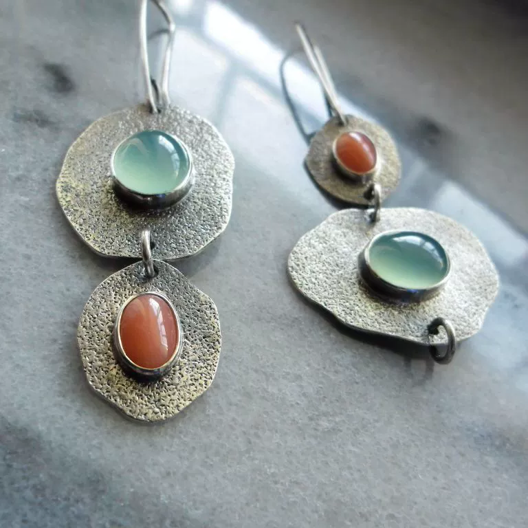 荣钰 Mint coral creative asymmetrical retro earrings, boho style