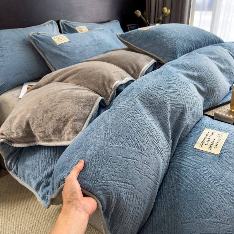 Juego de cama de terciopelo de leche de color sólido simple de cuatro piezas 2024 nuevo juego de sábanas de edredón de terciopelo de coral grueso de invierno de tres piezas